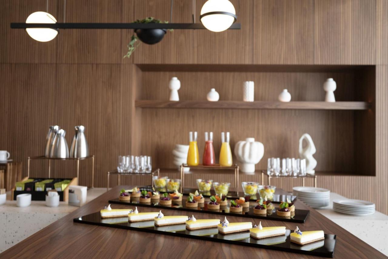 Renaissance Porto Lapa Hotel ภายนอก รูปภาพ A selection of desserts